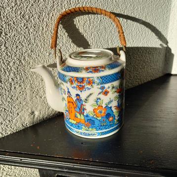 Chinees porseleinen theepotje beschikbaar voor biedingen