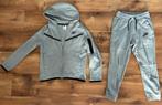Originele Nike Tech set lichtgrijs, kindermaat M (137-147cm), Kinderen en Baby's, Ophalen, Zo goed als nieuw, Overige maten