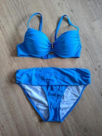 Bikini Livera beschikbaar voor biedingen