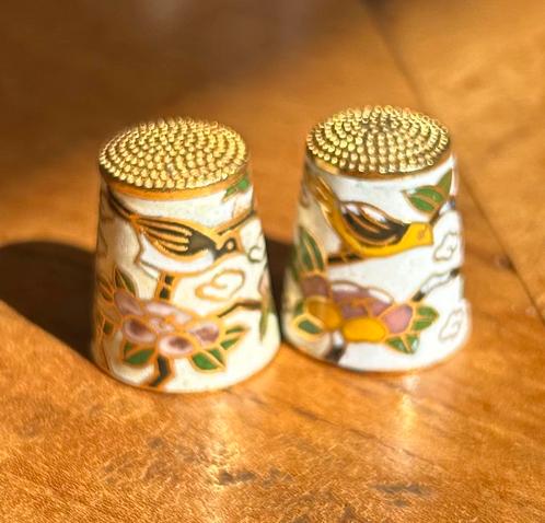 2 Cloisonné Vingerhoedjes met Vogels, Antiek en Kunst, Antiek | Overige Antiek, Ophalen of Verzenden
