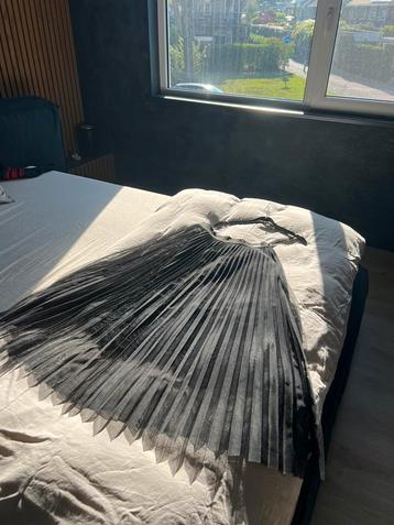 Prachtige doorschijnende plissé rok GUESS beschikbaar voor biedingen