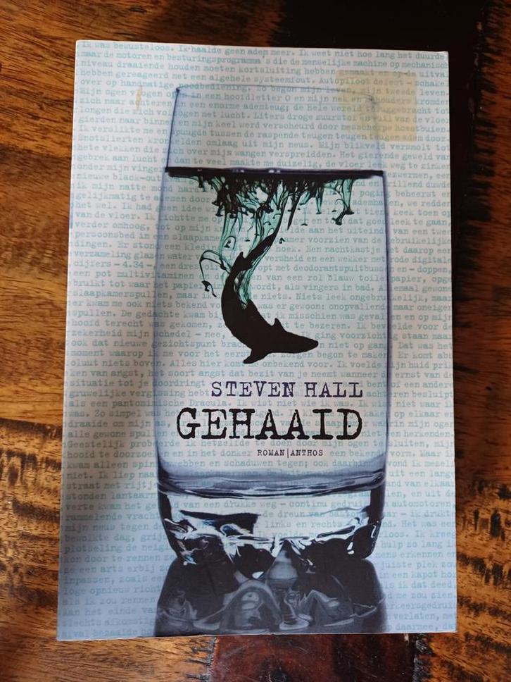 Gehaaid - Steven Hall, Boeken, Thrillers, Zo goed als nieuw, Nederland, Ophalen of Verzenden