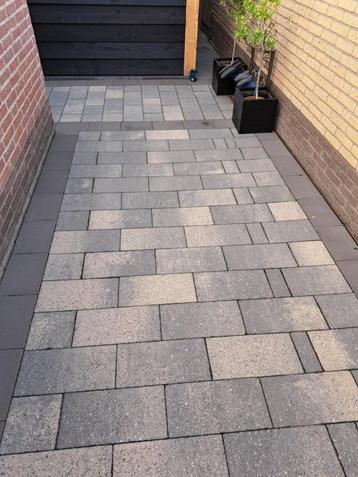 Gemeleerde grijze betontegels 20cm x 30cm (zie foto) beschikbaar voor biedingen