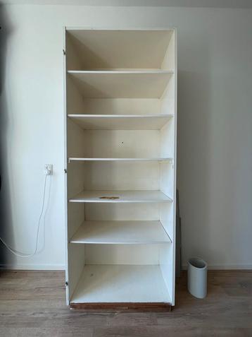 Witte Boekenkast 200x80x35 diep (vlek was koffie en al weg !