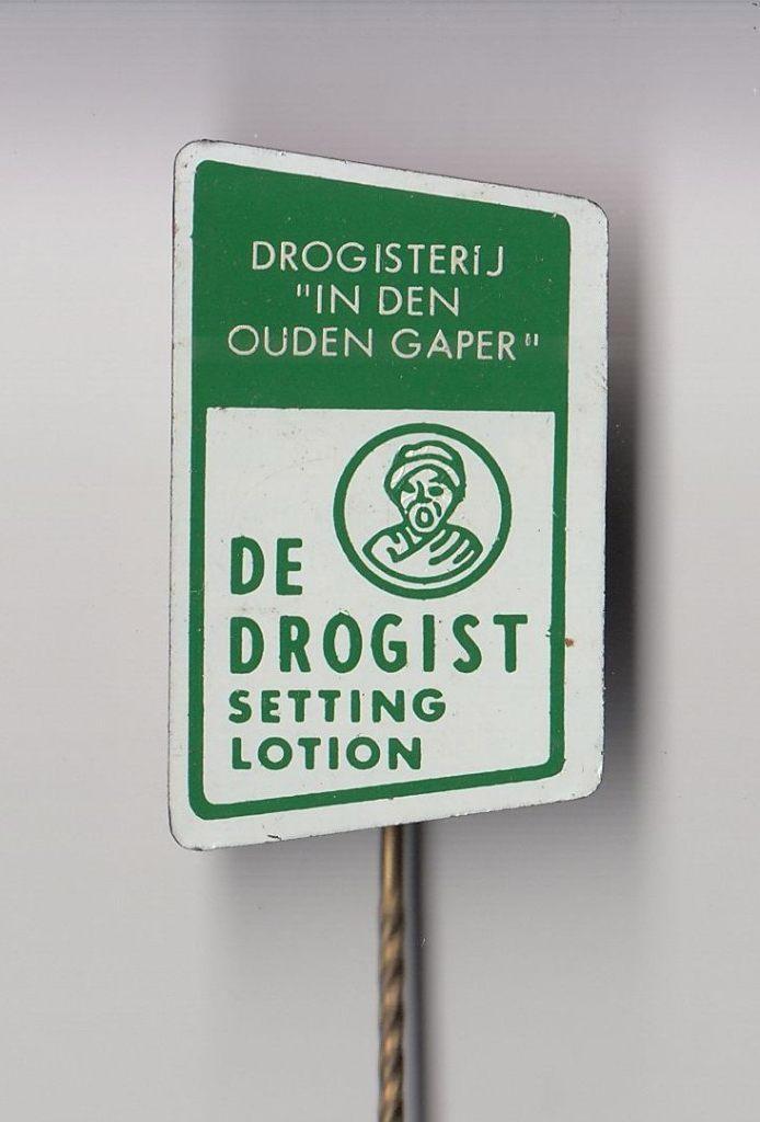 De Drogist Setting Lotion in den Oude Gaper speldje, Verzamelen, Speldjes, Pins en Buttons, Gebruikt, Speldje of Pin, Overige onderwerpen