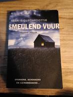 Yrsa Sigurdardottir - Smeulend vuur, Yrsa Sigurdardottir, Ophalen of Verzenden, Zo goed als nieuw, Nederland