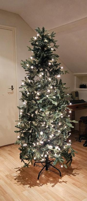 Kunst kerstboom met veel lichtjes beschikbaar voor biedingen