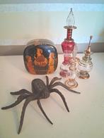 parfumflesjes. Brons spin. Papier maché perzisch Doosje.

Oo, Antiek en Kunst, Curiosa en Brocante, Ophalen of Verzenden