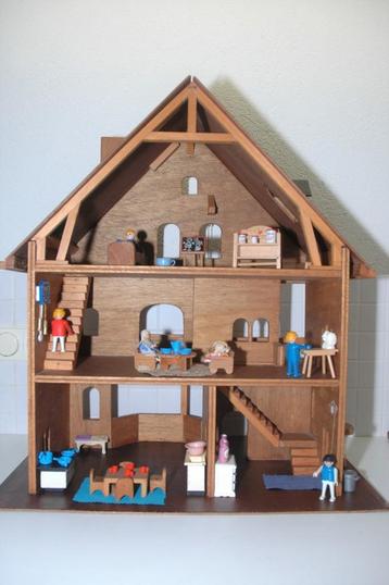 Uniek houten poppenhuis met toebehoren.