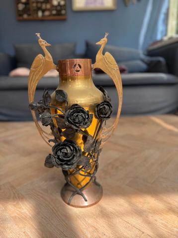 Jugendstil koperen vaas met smeedijzeren rozen beschikbaar voor biedingen