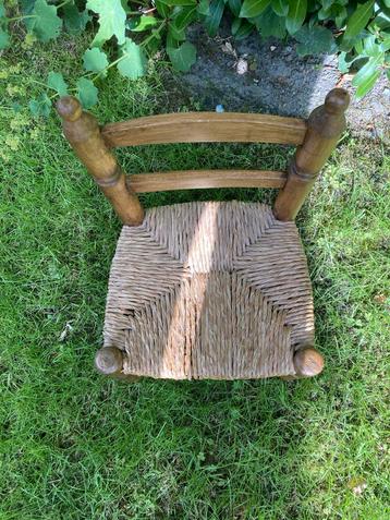 Vintage stoeltje voor een peuter of pop. beschikbaar voor biedingen