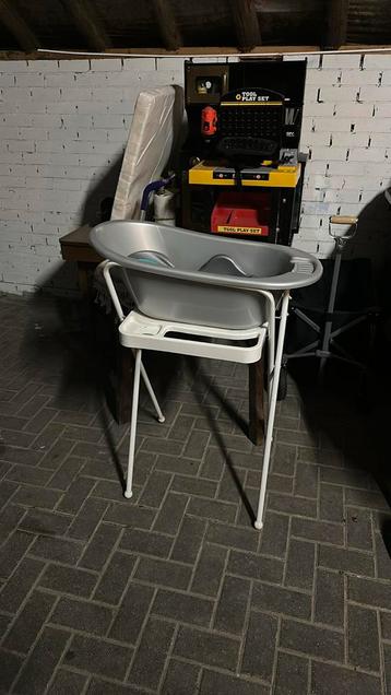 Baby bad met verkleiner en statief beschikbaar voor biedingen