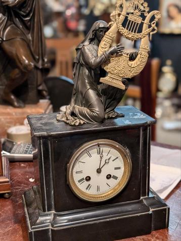 Antieke pendule bronzen beeld 40 cm hoog €120. beschikbaar voor biedingen