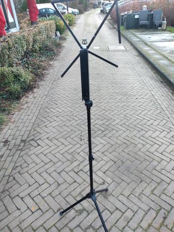 Muziek standaard  beschikbaar voor biedingen