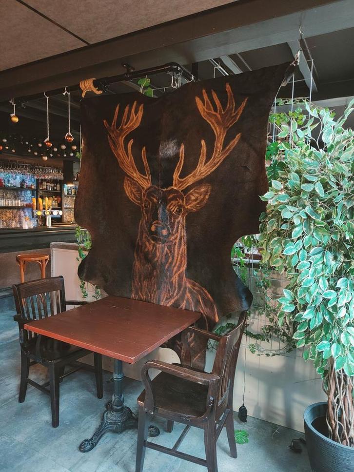 Hert geschilderd op koeienvacht, Huis en Inrichting, Woonaccessoires | Schilderijen, Tekeningen en Foto's, Zo goed als nieuw, Schilderij