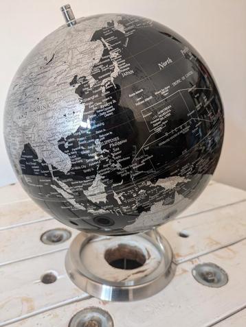 wereldbol, 30-40cm zwart en zilver, uitstekende staat  beschikbaar voor biedingen