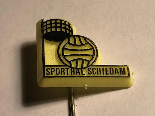 Plastic SPORTHAL SCHIEDAM Speld (Geel/Zwart)., Verzamelen, Speldjes, Pins en Buttons, Zo goed als nieuw, Speldje of Pin, Sport