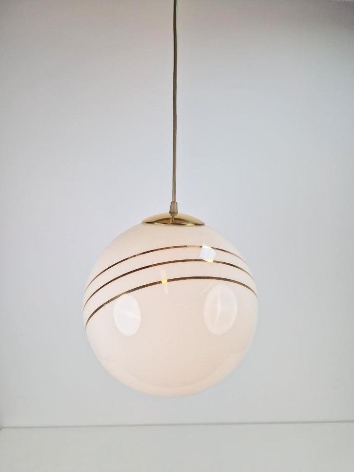 Vintage Regency bollamp wit melkglas goud hanglamp, Huis en Inrichting, Lampen | Hanglampen, Gebruikt, Minder dan 50 cm, Glas