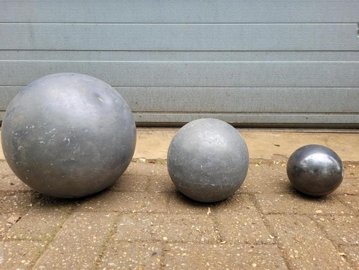 Antieke loden bollen parels tuinbeeld voor in de tuin, Tuin en Terras, Tuinbeelden, Zo goed als nieuw, Overige typen, Metaal, Verzenden
