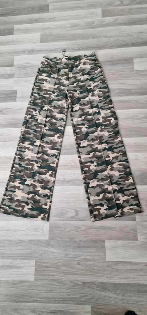 97)Te koop nieuwe camouflage cargo broek maat M ongv. 38/40, Kleding | Dames, Broeken en Pantalons, Nieuw, Maat 38/40 (M), Groen