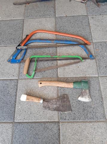 tuingereedschap o.a. beugel zagen, bijl en een hiep. beschikbaar voor biedingen