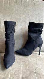 Zwarte suède hoge enkellaarsjes maat 37,5, Kleding | Dames, Schoenen, Ophalen of Verzenden, Zo goed als nieuw, Zwart, Lage of Enkellaarzen