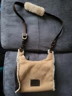 UGG schoudertas suède fleece, Sieraden, Tassen en Uiterlijk, Tassen | Schoudertassen, Ophalen of Verzenden, Zo goed als nieuw