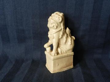 Fraai Blanc de Chine Leeuwtje op voet China c 1700 h 12,8 cm beschikbaar voor biedingen