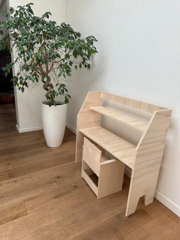 Playstand met stoel beschikbaar voor biedingen