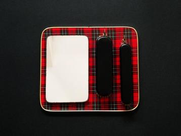 Een vintage borstelrekje met spiegel Schots geruit tartan beschikbaar voor biedingen