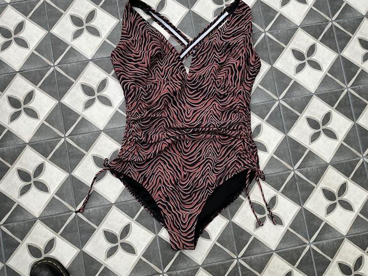 Dames badpak van het merk BEACHWAVE. maat 46F, Kleding | Dames, Badmode en Zwemkleding, Nieuw, Badpak, Zwart, Ophalen of Verzenden