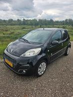 Peugeot 107 1.0 12V 5DR ENVY 2013 Zwart metallic, Auto's, Voorwielaandrijving, Stof, Zwart, 4 stoelen