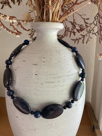 Ketting met grote donker blauwe agaat kralen en lapis lazuli beschikbaar voor biedingen