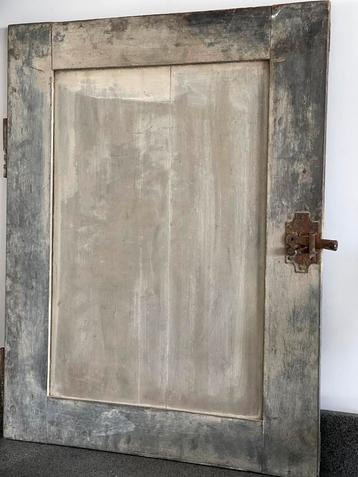 Oud deurtje beschikbaar voor biedingen