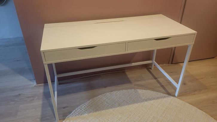 Mooi en handig bureau (wit), Huis en Inrichting, Bureaus, Zo goed als nieuw, Bureau, Ophalen