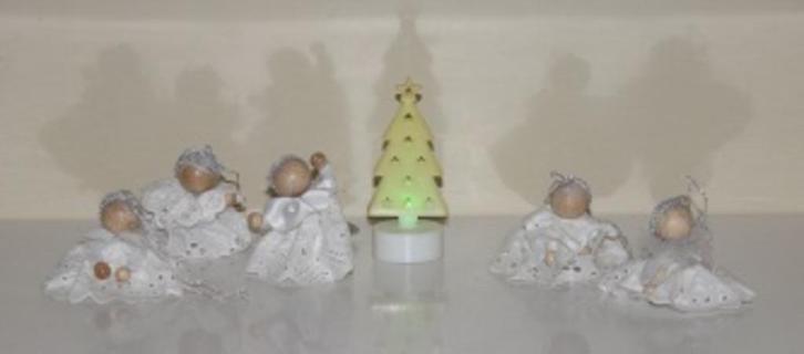 5 engeltjes en kerstboom 119762, Diversen, Kerst, Gebruikt, Ophalen of Verzenden
