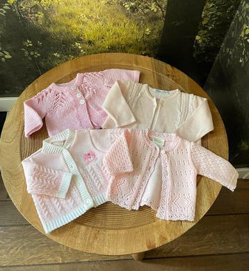 4 gebreide (Spaanse) Baby Vestjes beschikbaar voor biedingen