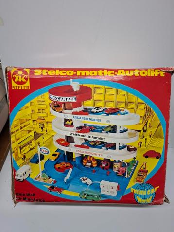 Vintage Stelco Garage met Autolift beschikbaar voor biedingen