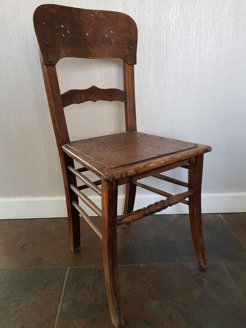 Oude Houten Stoel met Sierlijke Bewerkingen, Antiek en Kunst, Antiek | Meubels | Stoelen en Banken, Ophalen of Verzenden