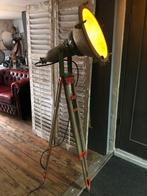 Oude stoere spot/schijnwerper op houten statief fabriekslamp, Ophalen, Hout, 150 tot 200 cm