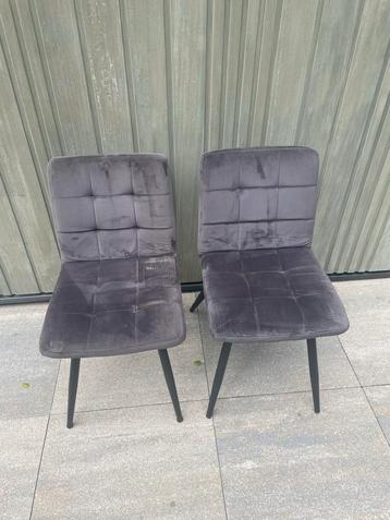 2 Grijze Velvet Eetkamerstoelen beschikbaar voor biedingen