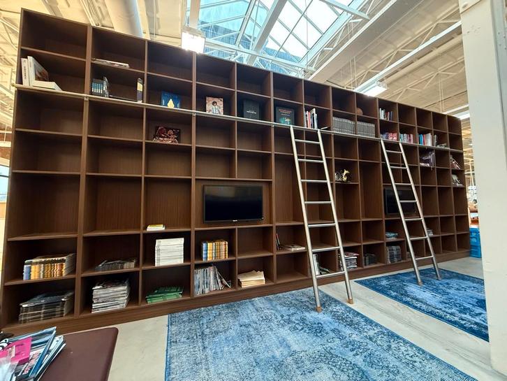 Maatwerk Vakkenkast/Boekenkast - Donkerbruin met ladders, Huis en Inrichting, Kasten | Boekenkasten, Zo goed als nieuw, 200 cm of meer