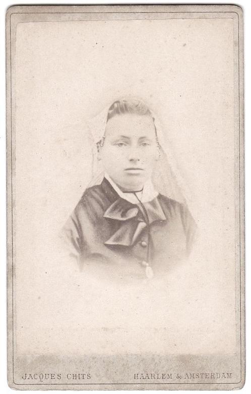 CDV Vrouw Klederdracht - Foto Chits Haarlem Amsterdam, Verzamelen, Foto's en Prenten, Gebruikt, Foto, Klederdracht, Voor 1940