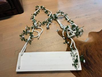 Decoratieve schommels voor binnen gebruik beschikbaar voor biedingen