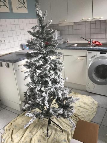 Wit gedecoreerde kunst kerstboom. beschikbaar voor biedingen
