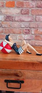 Retro Dame in een Badpak met een Strandbal Beeld ♥️NIEUW♥️, Verzamelen, Beelden en Beeldjes, Ophalen of Verzenden, Nieuw, Mens