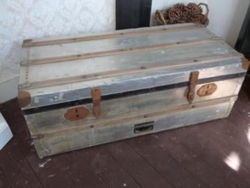 Oude stoere kist groot beschikbaar voor biedingen