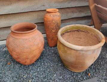  3 Terra cotta bloempotten kruiken te koop beschikbaar voor biedingen
