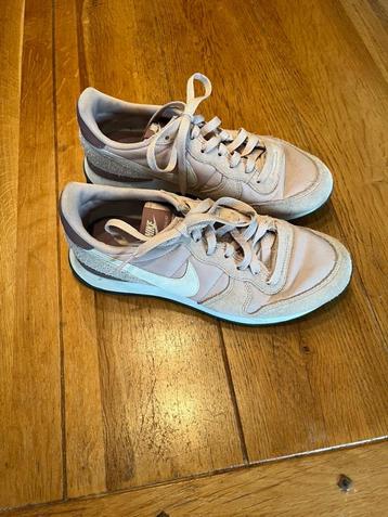 Oudroze Nike sneakers, maat 39 beschikbaar voor biedingen