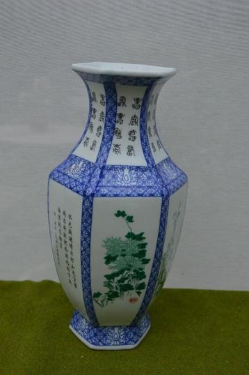 Vintage Chinese Qianlong achthoekige vaas met blauw merkje beschikbaar voor biedingen